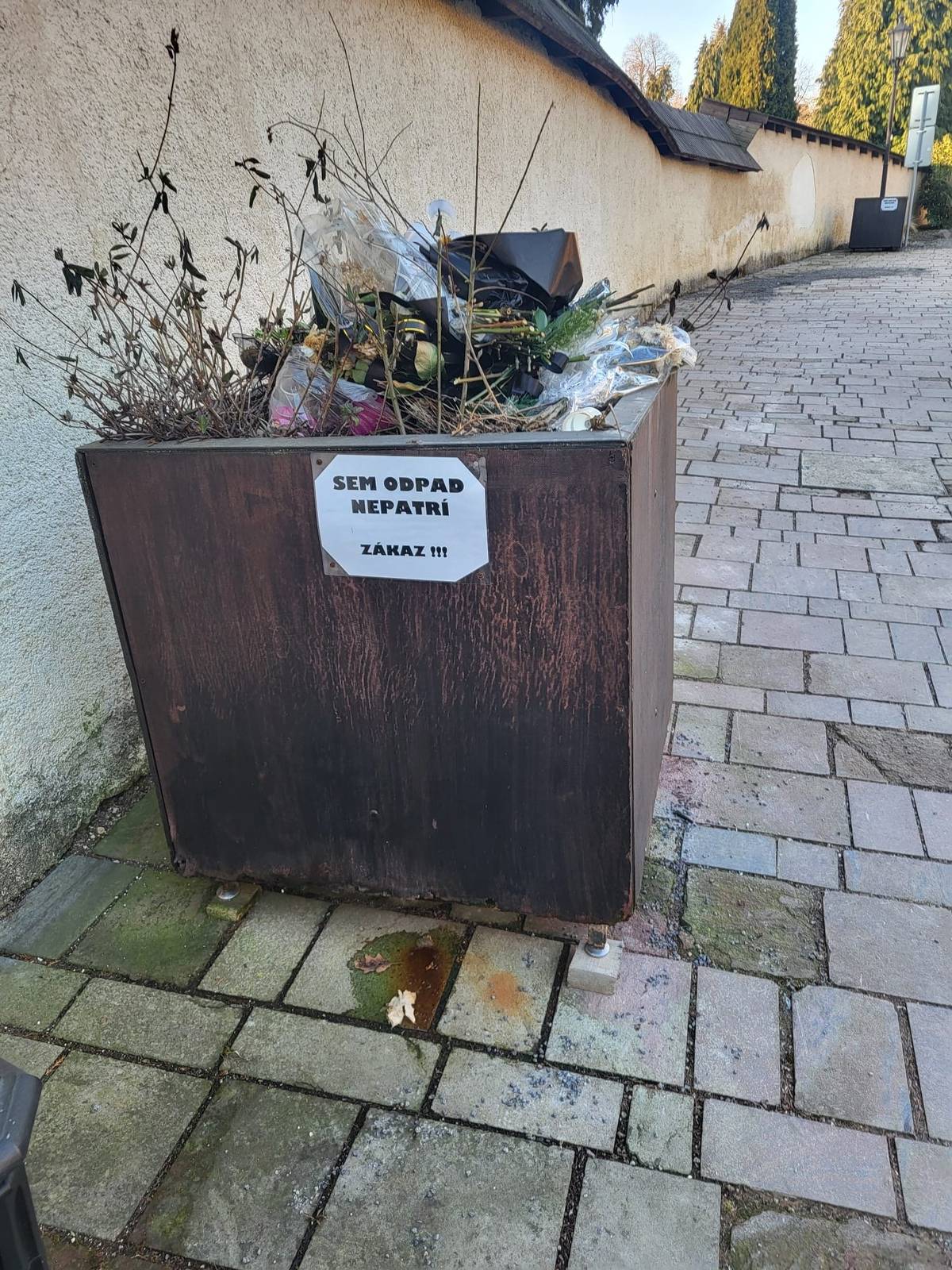 Vážení obyvatelia a návštevníci nášho mesta a najmä banskoštiavnických cintorínov,     počas celého roka sa objavuje situácia, že odpad z cintorínov sa namiesto v kontajneroch umiestnených pri cintorínoch, objavuje v kvetináčoch určených na verejnú zeleň :(       V tejto súvislosti vás žiadame, aby ste odpad hádzali do kontajnerov, nie do kvetináčov.     Chápeme, že kontajnery na odpad nie sú z kapacitných a bezpečnostných dôvodov umiestnené v tesnej blízkosti cintorínov, ale hádzanie odpadu do kvetináčov situáciu nerieši a pôsobí vyrušujúco v pietnom priestore v centre mesta, aj mimo neho.     Ďakujeme vám za pochopenie a spoluprácu aj v mene Technických služieb, m. p. a správy mestských pohrebísk.