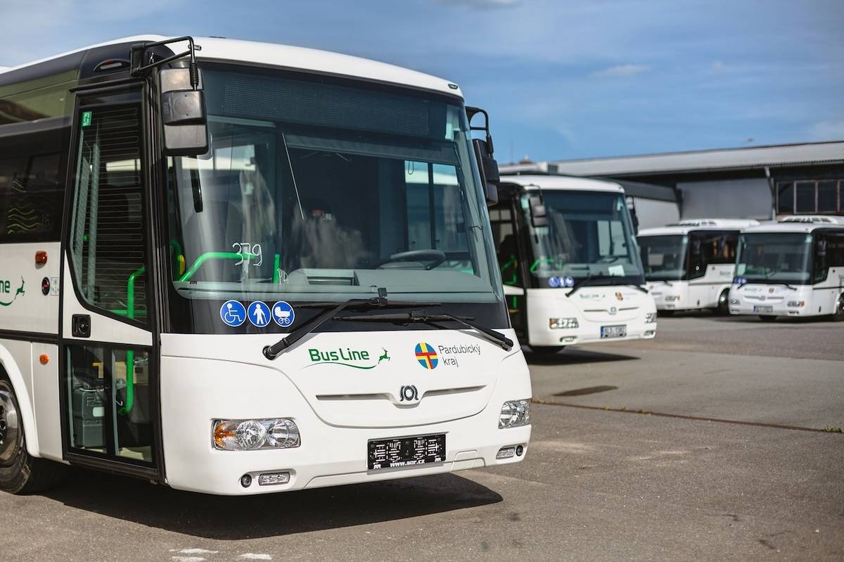 Vážení spoluobčané, s předpokládaným termínem od 16. 3. 2026 bude zahájena úplná uzavírka silnice mezi Kláštercem a Pastvinami. V souvislosti s tím bude vydán výlukový jízdní řád linek 700971 a 700980. Řešení bude velmi podobné loňskému roku, nicméně u několika málo spojů jsou odlišnosti, a to vzhledem k souběhu s uzavírkou II/310 Lukavice - Žamberk. Hlavní rozdíly oproti loňsku: Nepojede spoj Pastviny 17:53 - Letohrad 18:20 Spoj ve 20:32 ze Žamberka pojede v pracovní dny přes Klášterec Z Klášterce do Žamberka pojedou nové spoje ve 12:10 a v 18:10 Spoje v 10:10 a v 16:35 z Letohradu pojedou až do Klášterce (loni jezdily pouze na Pastviny) Doporučujeme, ověřit si spoje podle jízdního řádu na zastávce nebo webových stránkách.