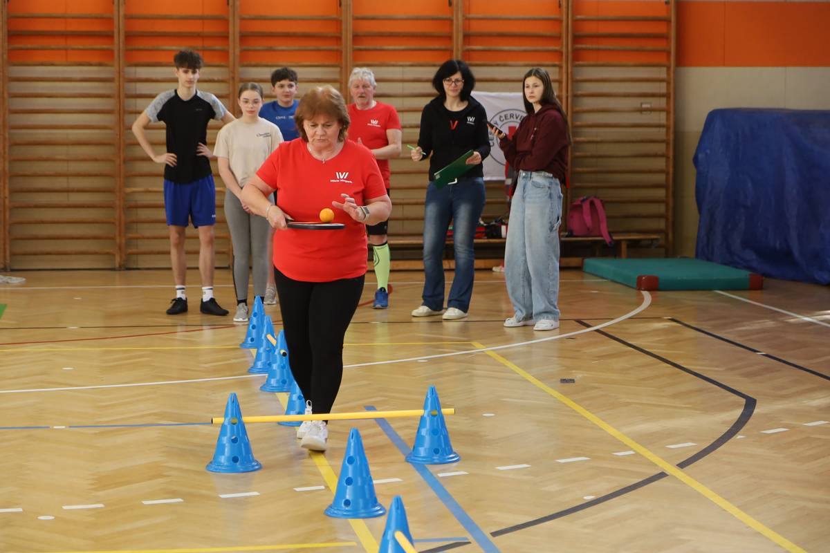 Tělocvična ZŠ Smetanova hostila v pátek 6. 3. 2026 první kolo Mezigeneračních her. Smíšené týmy složené ze zástupců Senior klubu Vimperk a žáků se utkaly v disciplínách jako bolloball, disk golf, házení kroužků, štafeta, paměťový kvíz či mezigenerační běh. Druhé kolo se odehraje 13. 3. na ZŠ TGM a finále 10. 4. tamtéž.