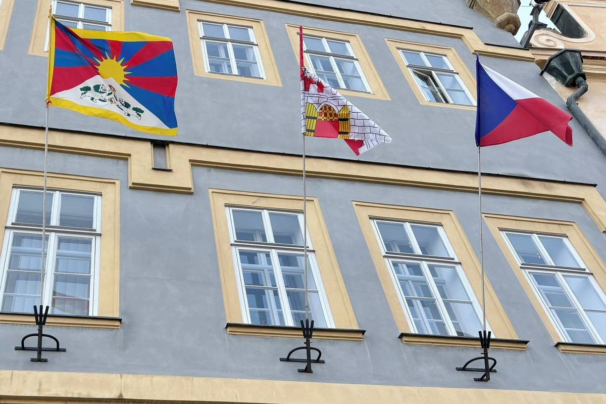 Také letos se Litoměřice připojily k mezinárodní kampani Vlajka pro Tibet. Jako symbol podpory lidských práv a solidarity s tibetským národem visí proto dnes na budově radnice na Mírovém náměstí tibetská vlajka. Litoměřice se k této iniciativě připojují pravidelně již řadu let.  Tibetská vlajka se vyvěšuje právě 10. března, kdy si svět připomíná výročí tibetského povstání proti čínské okupaci, které bylo násilně potlačeno. V letošním roce je to už 67 let. Kampaň Vlajka pro Tibet vznikla v polovině 90. let v západní Evropě. V České republice se k ní města a obce připojují od roku 1996. Každoročně se jedná o stovky radnic, škol a dalších institucí. V Ústeckém kraji se ke kampani kromě Litoměřic v letošním roce připojilo dalších 30 měst a městysů, 22 obcí, krajský úřad a jeden městských obvod v krajském městě.   Tibetská vlajka je jedním z nejvýraznějších symbolů, který Tibeťané ve své zemi používají při nenásilných protestech. Za její vyvěšení jim hrozí až několikaleté tresty vězení. {gallery}02026/tibet{/gallery}