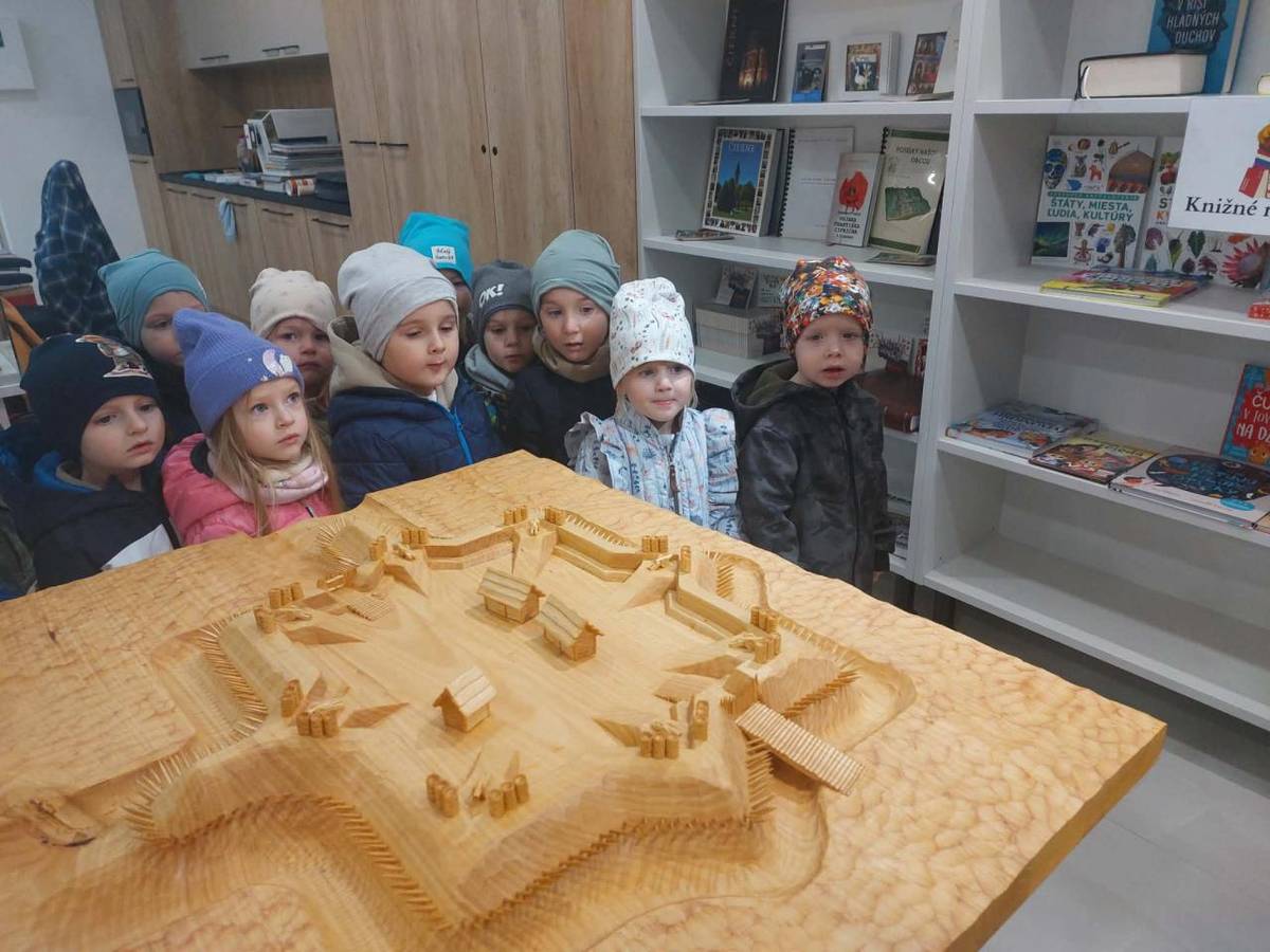 10. 3. 2026 nás v sprievode pani učiteliek navštívili škôlkari.