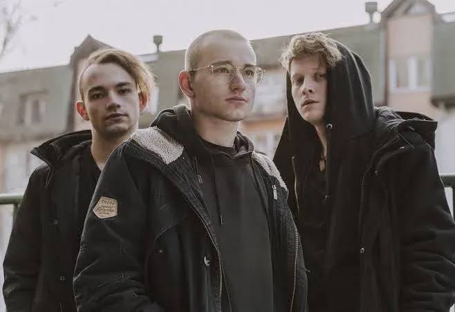 Srdečně Vás zveme na Den obce Karlovice, který se uskuteční v sobotu 13. 6. 2025 od 10 hodin v areálu fotbalového hřiště v Karlovicích.  Čeká Vás bohaté občerstvení, stánkový prodej, ukázky řemesel, atrakce pro děti. Připraven je také hudební a doprovodný program. Těšit se můžete na kapely: Brixtn, Lumeny, Cimbalhellband, Cimbálka CML Šumperk.  Na děti čekají atrakce jako aquazorbing, bungee trampolína, řetízkový kolotoč, skákací hrady, jízda na koni, pěna.  Celý program bude včas zveřejněn.  Těšíme se na Vás.