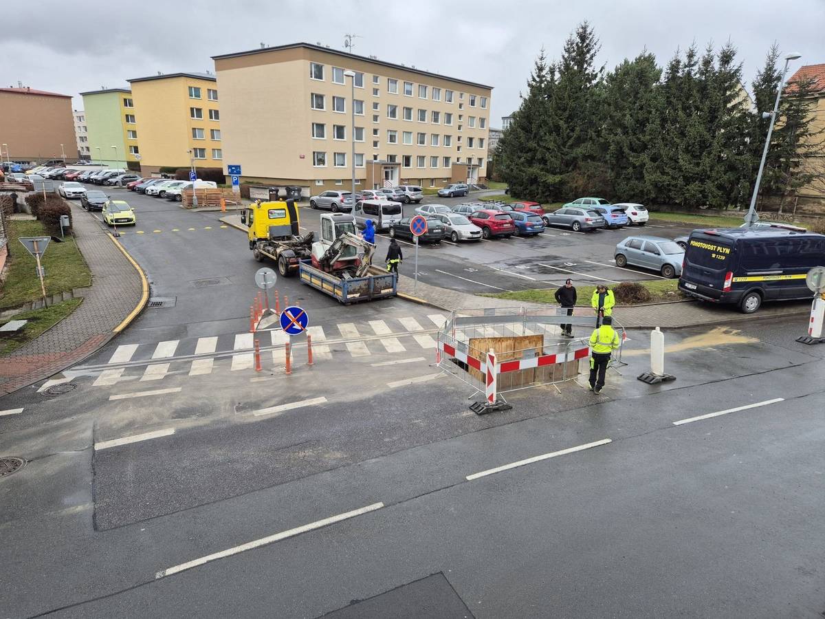 Pražská plynárenská dál hledá místo úniku plynu. Kvůli výkopovým pracem je omezený vjezd do ulice Uherská z Bohdanečské. Prosíme, budťe opatrní při projíždění oblasti.