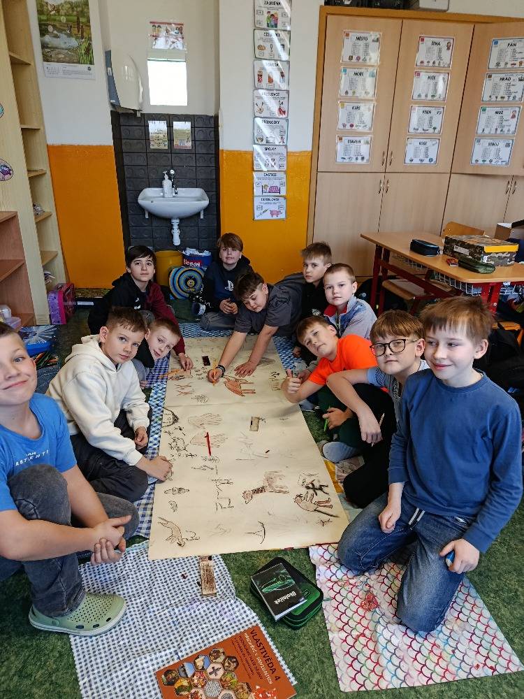 V hodině výtvarné výchovy se žáci 4. ročníku vydali na dobrodružnou cestu časem – až do období pravěku. Tématem společné práce byly jeskynní malby a život našich dávných předků.