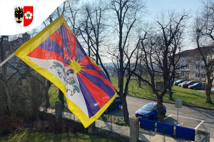 Dne 10. března si vyvěšením tibetské vlajky na budově městského úřadu připomeneme 67. výročí tibetského povstání proti čínské okupaci.     Roztoky se tímto gestem již poněkolikáté symbolicky připojí k vyjádření solidarity s tibetským národem a k podpoře hodnot svobody, demokracie a lidských práv.