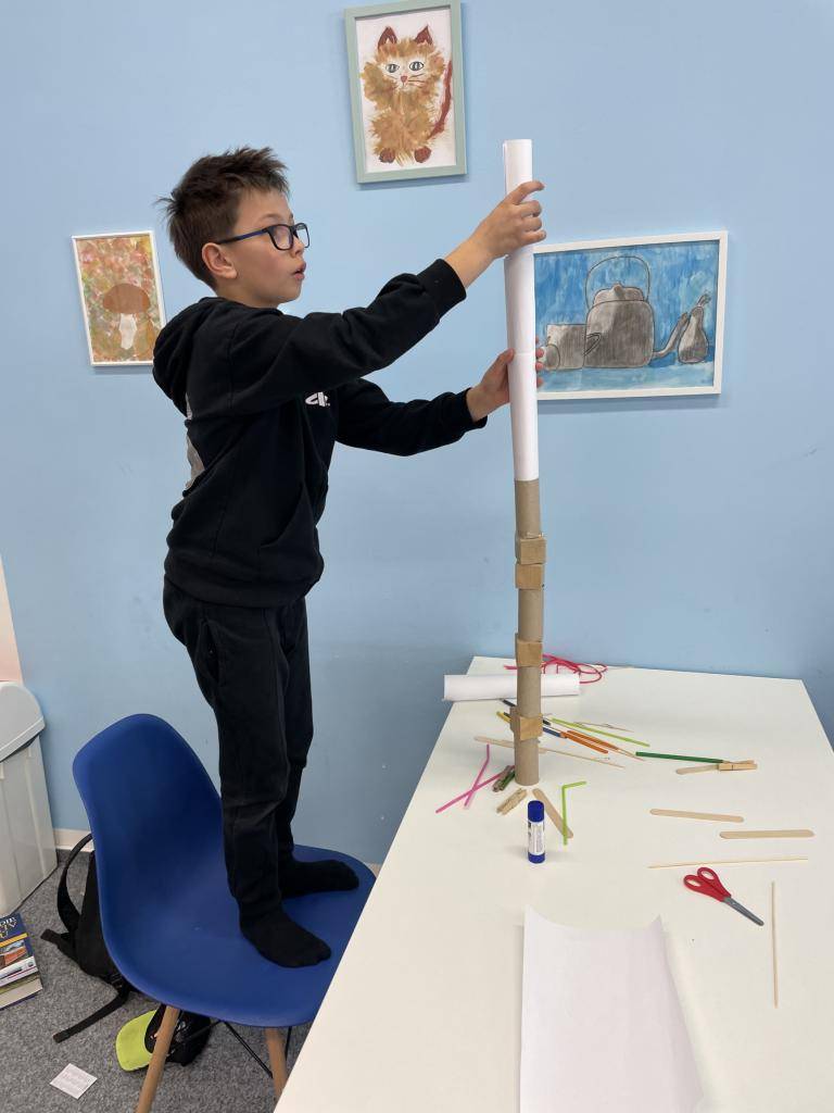 Stavba věže z netradičních materiálů.