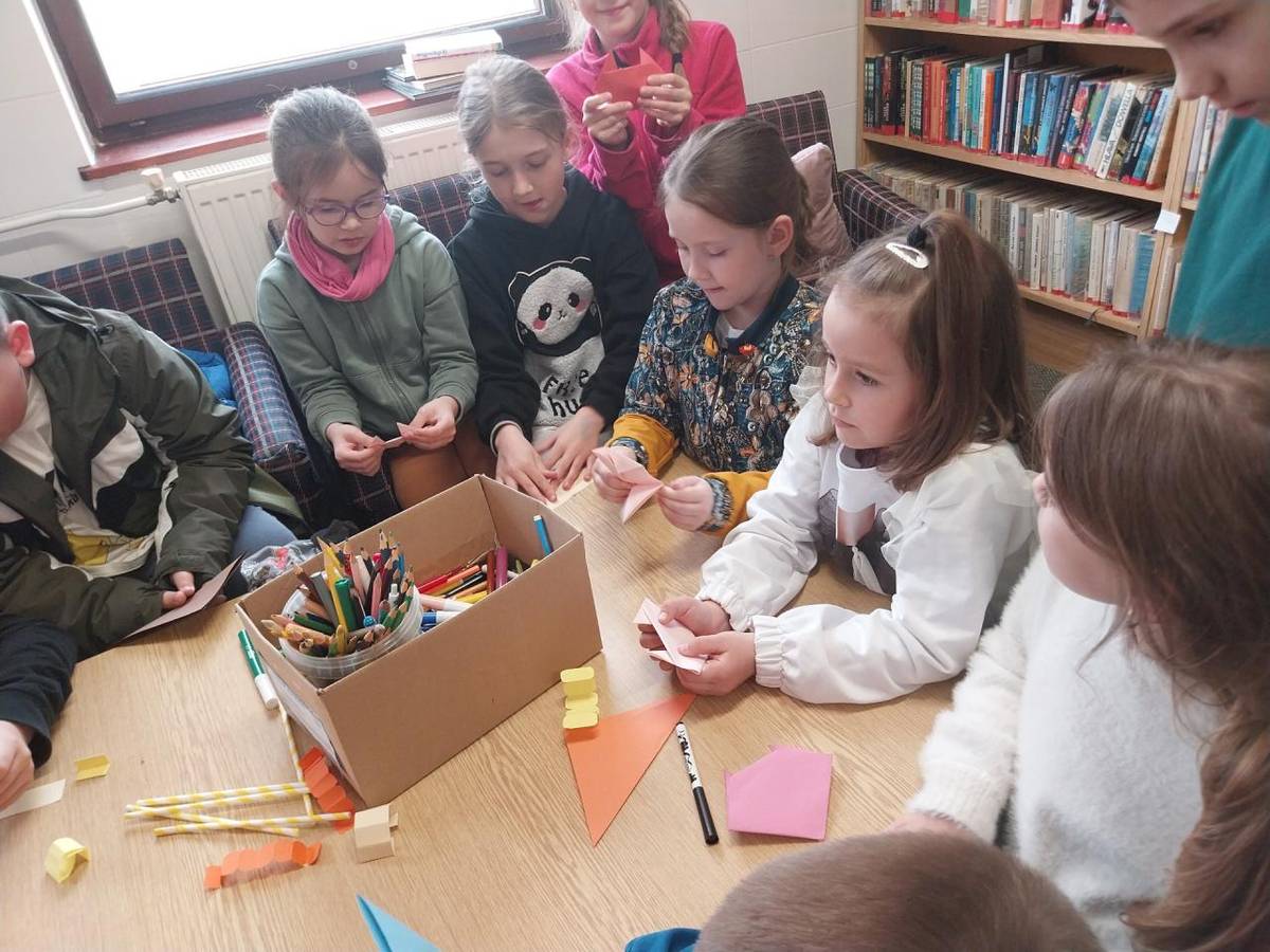 S deťmi sme nielen čítali, ale sa aj zahrali. Naučili sme s vyrábať záložky do knihy a