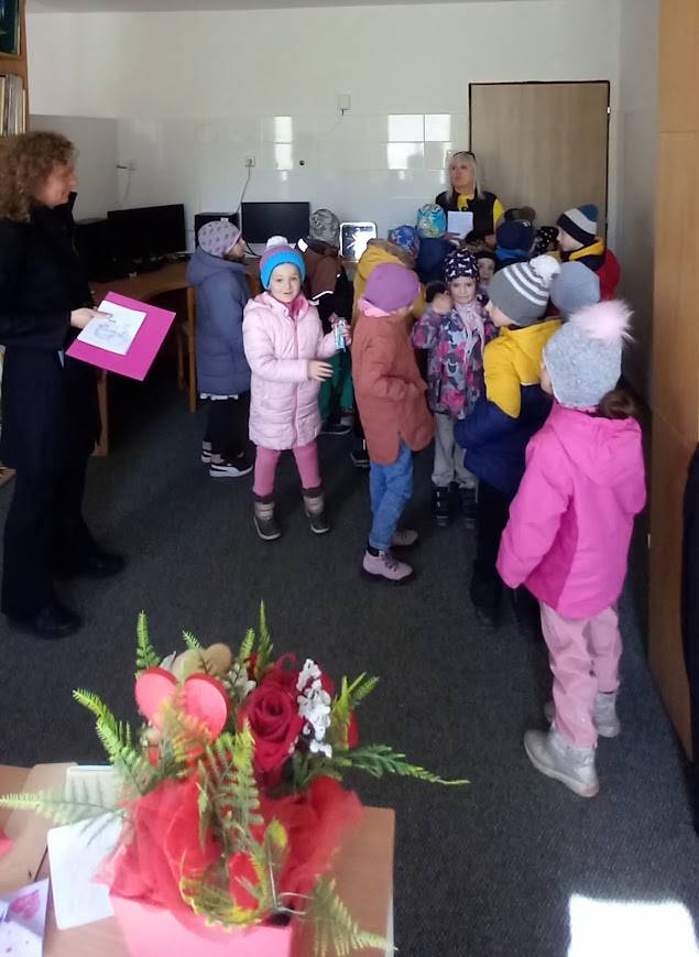 Deti sa oboznamovali s knižnicou.