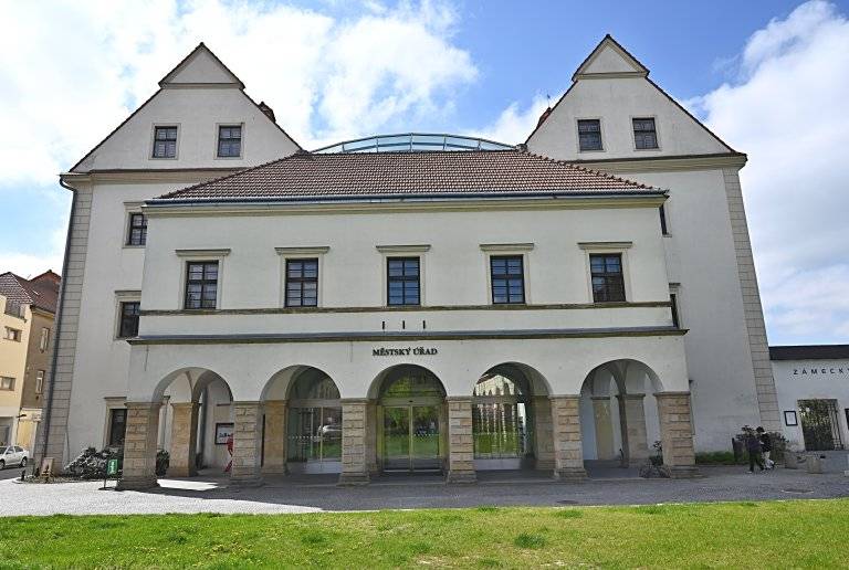 Upozorňujeme, že ve čtvrtek 19. března a případně i v pátek 20. března bude docházet k výpadkům pevných telefonních linek na všech třech budovách Městského úřadu Hranice. Důvodem jsou nezbytné technické úpravy a vylepšení centrální telefonní ústředny. Omlouváme se za způsobené komplikace a děkujeme za pochopení.