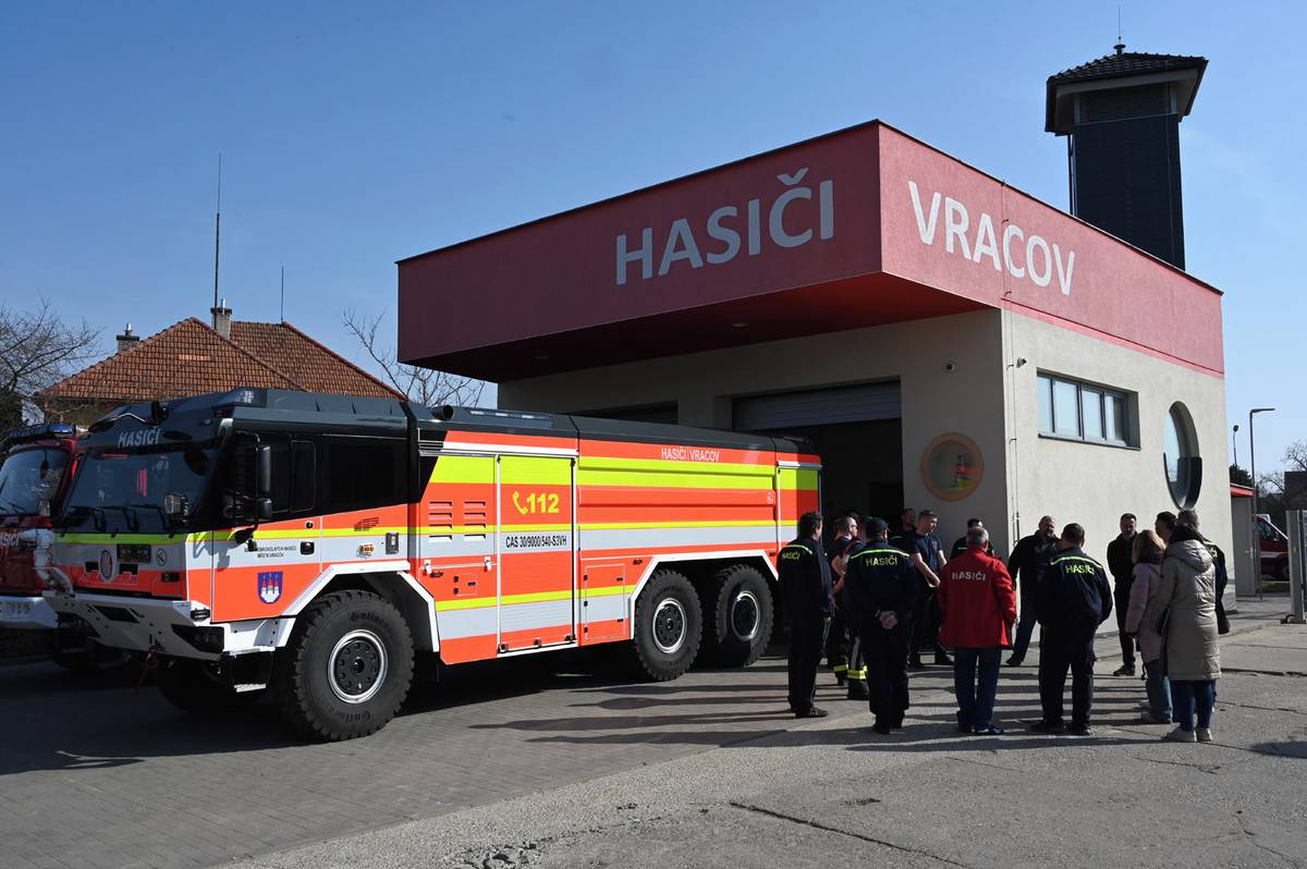Středeční dopoledne 11. března bylo u nás ve Vracově slavnostní. Konečně k nám totiž dorazila nová hasičská cisterna. A je to velká paráda! Nové vozidlo bylo za účasti vedení města a členů JSDH Vracov oficiálně převzato od dodavatele, společnosti KOBIT. Součástí předání byla důkladná kontrola veškerého dodaného vybavení a také základní zaškolení k obsluze nové techniky, aby byli naši hasiči na práci s vozidlem a vším, čím disponuje, perfektně připraveni.  Jakmile bude cisterna přihlášena na registrační značky, budou následovat nezbytné kondiční jízdy, během kterých se jednotka s vozidlem detailně seznámí. Poté už bude nová cisterna připravena k výjezdu do ostrého zásahu – kdykoliv bude potřeba.  Pořízení nové cisterny vyjde přibližně na 12 milionů korun, přičemž zhruba polovinu nákladů pomůže městu pokrýt dotace z Ministerstva vnitra. Novou cisternu bychom zároveň rádi představili také veřejnosti. Při této slavnostní příležitosti by měla být požehnána vracovským kaplanem Dominikem Kovářem. O přesném termínu této slavnostní akce budeme včas informovat. Novou techniku si už nyní můžete prohlédnout v přiložené galerii.  Přejeme našim hasičům, aby jim nová cisterna dobře sloužila a hlavně, aby ji museli využívat při zásazích co nejméně…