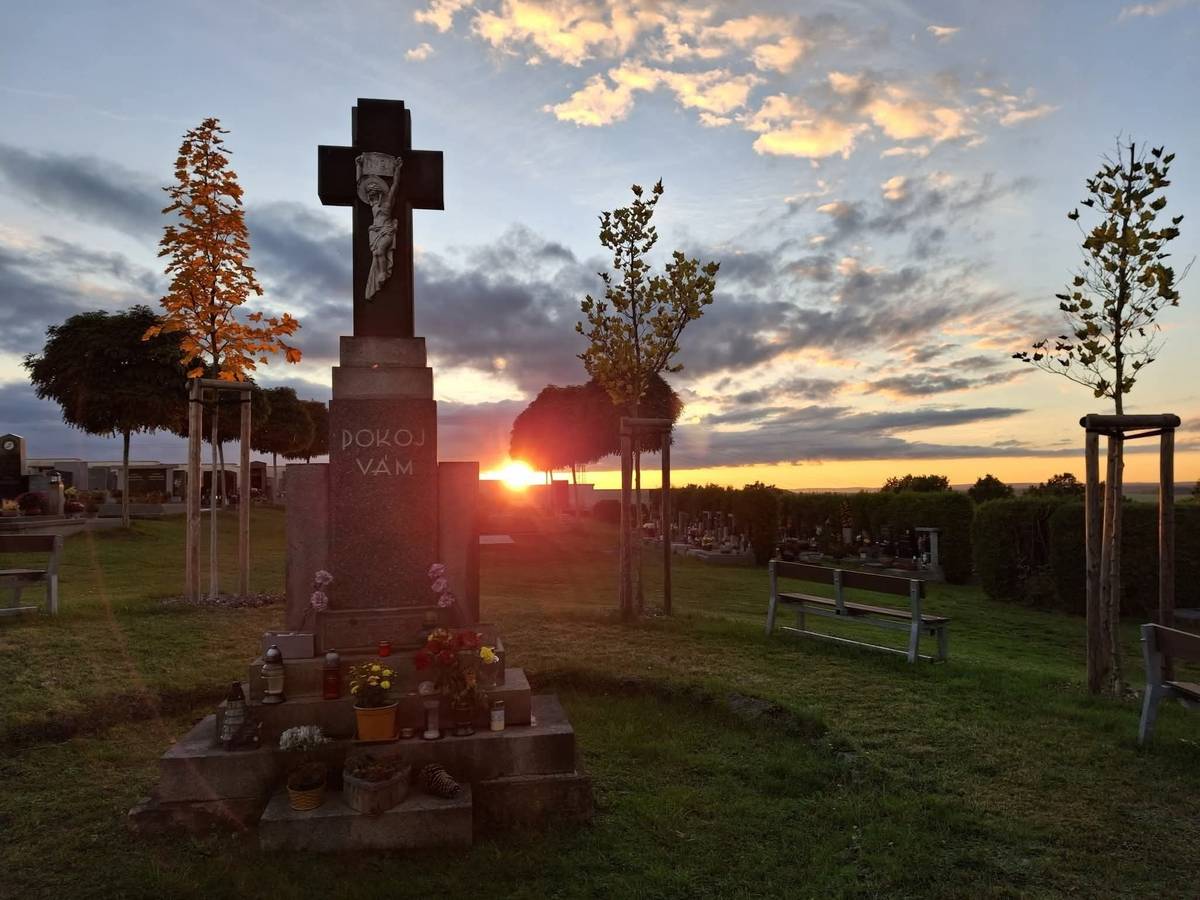👉🏻Vážení občané, rádi bychom vás informovali o možnosti placení poplatků za hrobová místa. K úhradě poplatku se můžete dostavit přímo na podatelnu Úřadu městského obvodu Plzeň 8 - Černice, a to v úterý 17. března v čase od 9 do 13 hodin. Platbu bude možno provést pouze v hotovosti. Aktuální částku poplatků za hrobová místa je možné zjistit na telefonním čísle 378 037 866. Je možné zaplatit poplatky za hrobová místa umístěná nejen na černickém hřbitově, ale v rámci celé Plzně.
