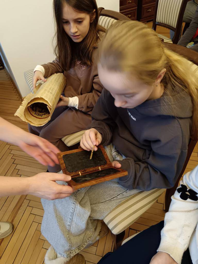 Mestská knižnica pripravila pre žiakov 4. ročníka základnej školy tvorivé podujatie zamerané na knihárske remeslo. Cieľom stretnutia bolo priblížiť deťom, ako vzniká kniha a koľko práce sa skrýva za jej výrobou.