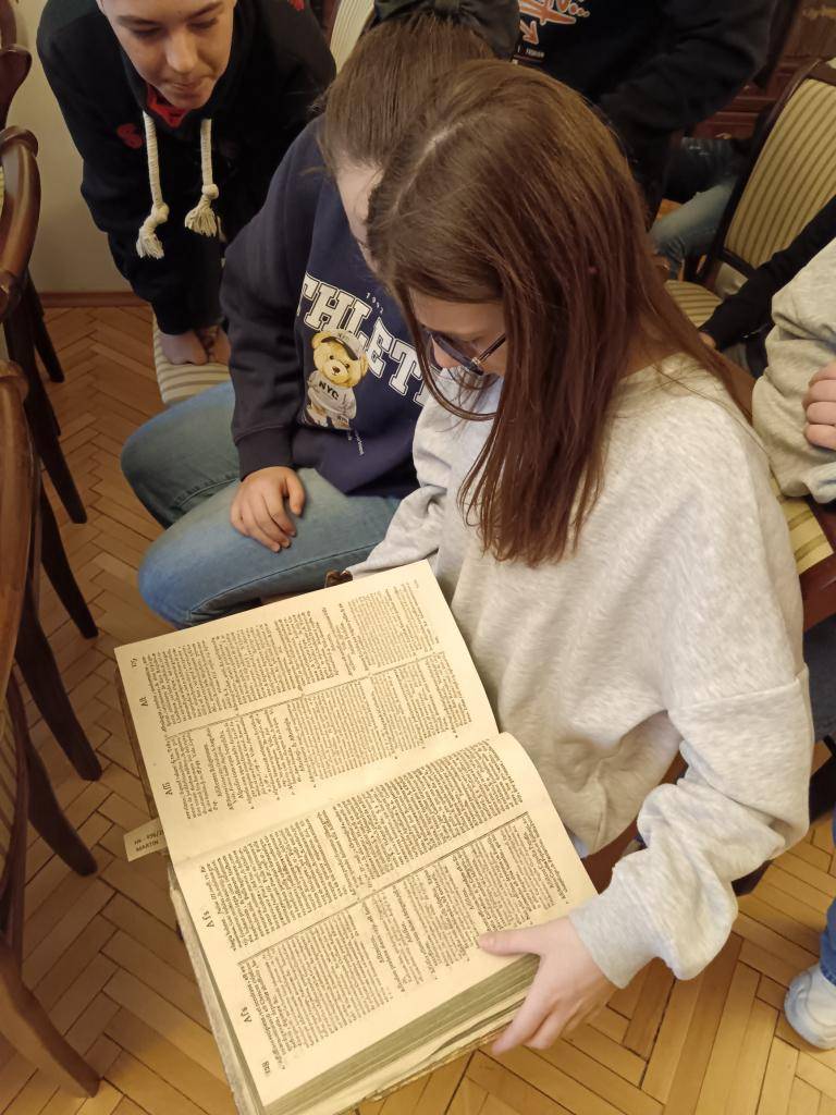 V Mestskej knižnici v Turzovke sa pravidelne konajú v rámci mesiaca MAREC zaujímavé podujatia pre deti, ktoré sú plné rozprávok, poučenia a tvorivosti. Tieto stretnutia vytvárajú príjemné prostredie, kde sa deti môžu ponoriť do sveta fantázie a objavovať čaro kníh.