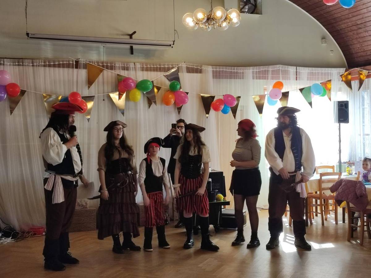 Dne 7. 3. 2026 se v hotelu Bohmann konal Dětský maškarní ples. Velký úspěch sklidil pirátský program – piráti roztančili celý sál a připravili pro děti řadu zábavných soutěží.  Záznam z této akce najdete v příloze.