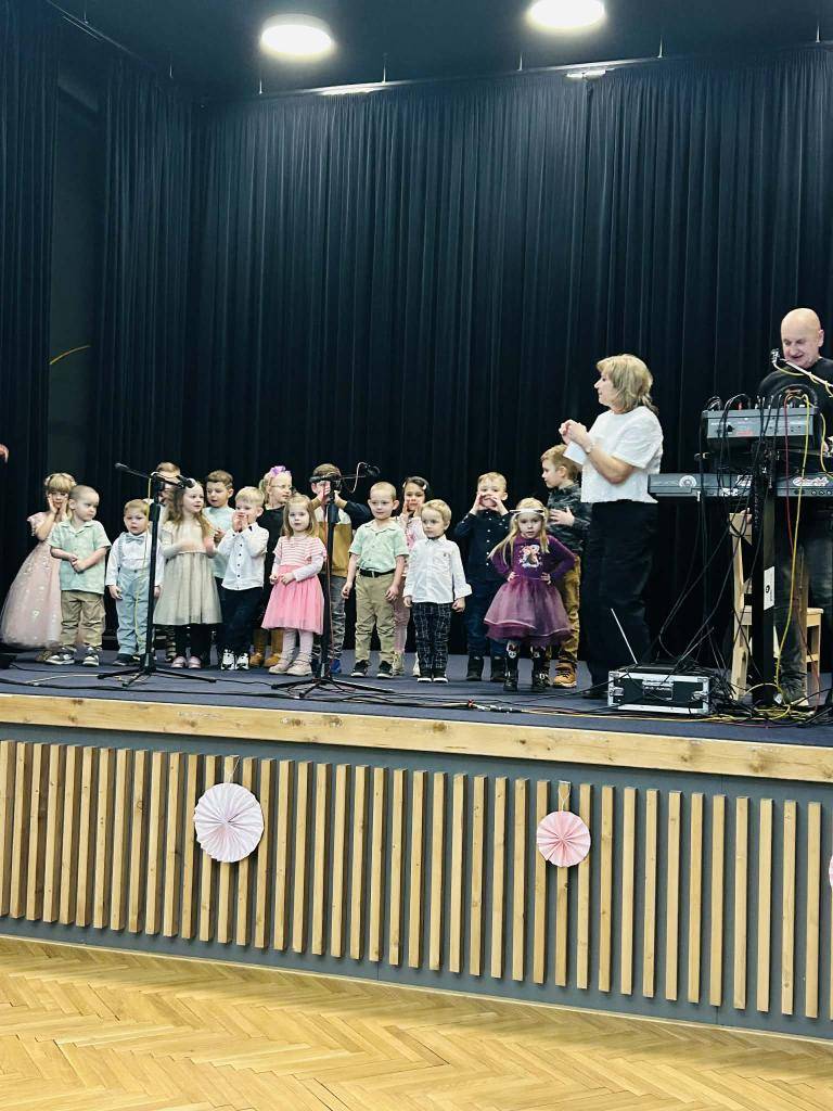 V pátek 6.3.2026 se konala tradiční oslava Mezinárodního dne žen. Kulturní dům se zaplnil ženami všech generací a celá akce se nesla v příjemné atmosféře. Každá z přítomných dam obdržela menší dáreček a něco dobrého k snědku.