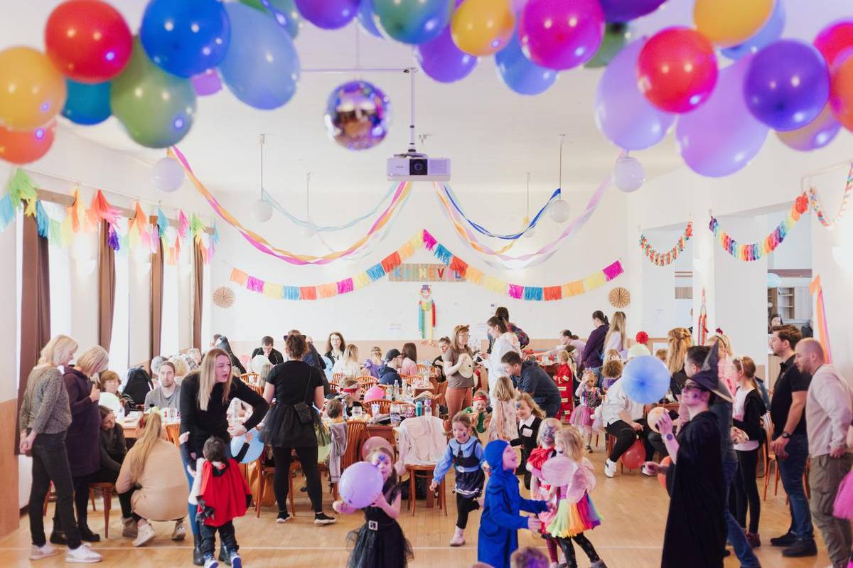 Konečně jsme se dočkali naší dlouho připravované akce a v neděli 1. března se na Zámečku konal veselý karneval pro všechny rebešovické děti. Děti přišly v krásných maskách – objevili se mezi námi princezny, superhrdinové, zvířátka, pohádkové postavy i další originální kostýmy.