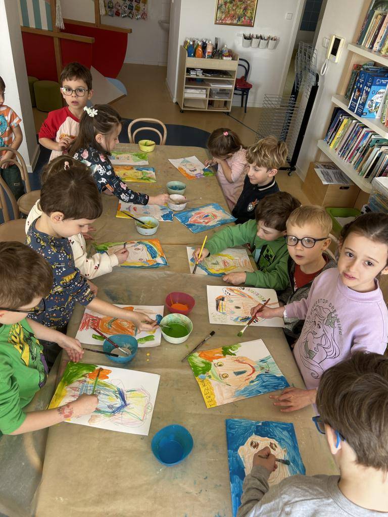 V lese, jó v lese   na jehličí,   koná se svatba  trpasličí...