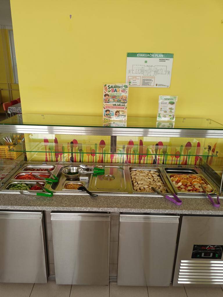 Zahájení salátového baru ve školní jídelně