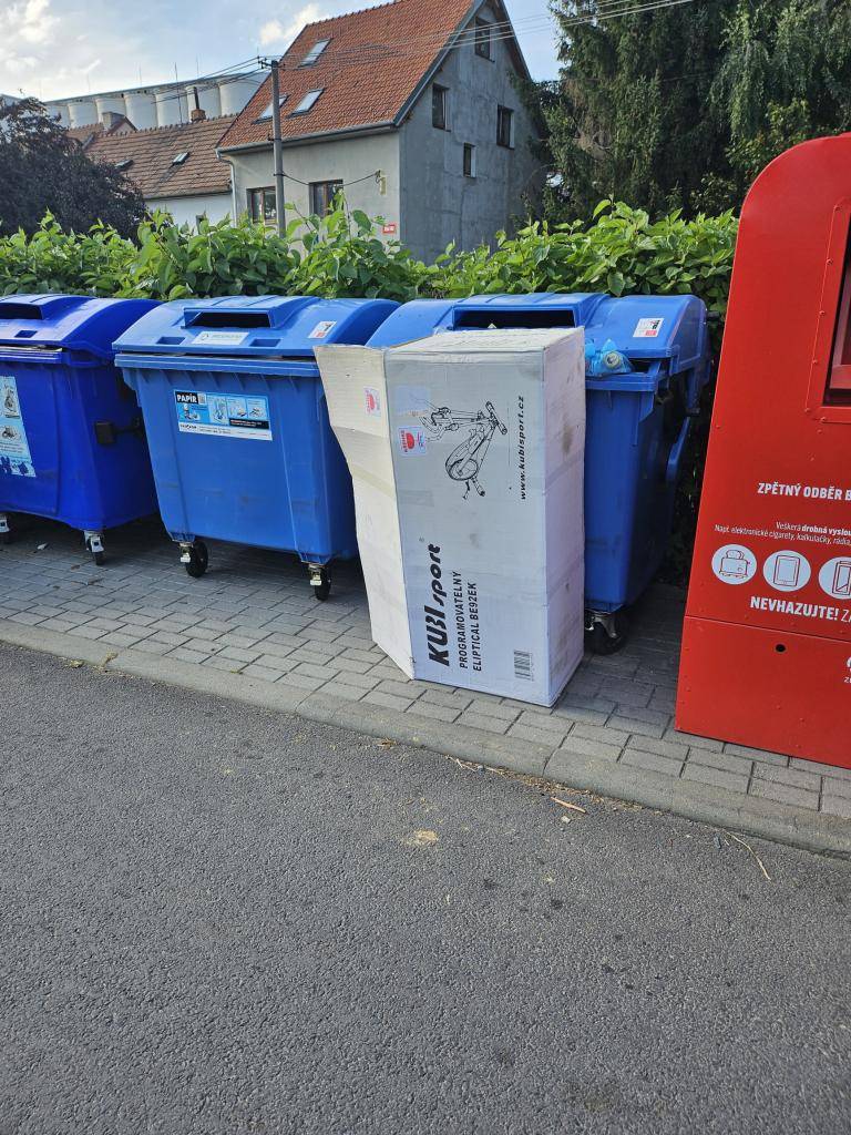 Jsme rádi, že se občané zapojují do třídění,  je to znát na přehledech množství vytříděného odpadu, které dostáváme ze společnosti Respono, a.s.   Ale takhle prosím ne! Tyhle krabice patří na sběrný dvůr. Navíc odkládání odpadů mimo určené nádoby a mimo sběrný dvůr je zakládání černé skládky.