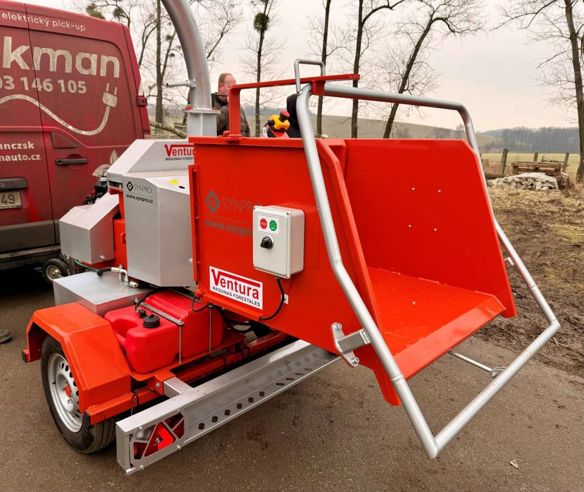 Jak jsme vás již informovali, naše obec se zapojila do společného projektu obcí Mikulovska s názvem „Předcházení vzniku odpadů v DSO Mikulovsko“.  V rámci tohoto projektu jsme pořídili i nový štěpkovač dohromady s obcemi Klentnice, Dolní Věstonice, Milovice a Perná.