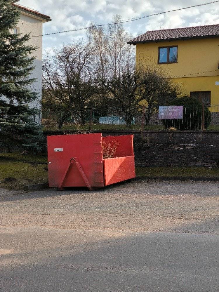 Od 9. března jsou přistavovány kontejnery na bioodpad (větve). Na svá stanoviště budou postaveny vždy v pondělí a budou tam po celý týden. Od 13. dubna budou k dispozici i kontejnery na trávu, zbytky rostlin a listí. Stanoviště 1. parkoviště u ZŠ (týdny 11, 14, 17, 20, 23, 26, 29, 32, 35, 38, 41, 44) 2. U Pstroužka - zastávka Struha (týdny 12, 15, 18, 21, 24, 27, 30, 33, 36, 39, 42) 3. horní točna (týdny 13, 16, 19, 22, 25, 28, 31, 34, 37, 40, 43)  1. Nebíčko (týdny 11, 14, 17, 20, 23, 26, 29, 32, 35, 38, 41, 44) 2. Rybníky (týdny 12, 15, 18, 21, 24, 27, 30, 33, 36, 39, 42) 3. okály (týdny 13, 16, 19, 22, 25, 28, 31, 34, 37, 40, 43)  Prosíme o zodpovědné třídění na větve a ostatní bioodpad.  Proč je nutné třídit větve a ostatní bioodpad? Větve se štěpkují, tráva, listí a shrabky jdou do kompostu. Není-li odpad řádně vytříděn, musejí to udělat obecní pracovníci ručně a prázdné kontejnery jsou pak na svém stanovišti umístěny se zbytečným zpožděním.