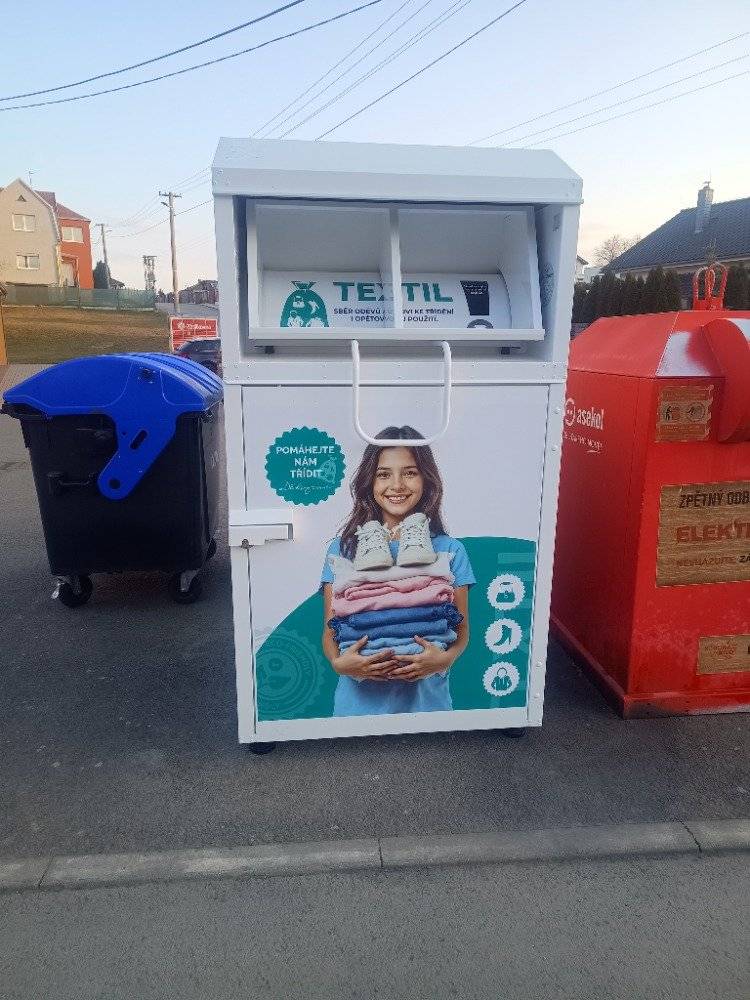 Obec má od včerejška nový kontejner na textil (před Obecním domem) a zahájili jsme spolupráci s firmou Dimatex. Textil by měl být vyvážen jednou měsíčně, snad to bude fungovat lépe než předešlá firma na vývoz.
