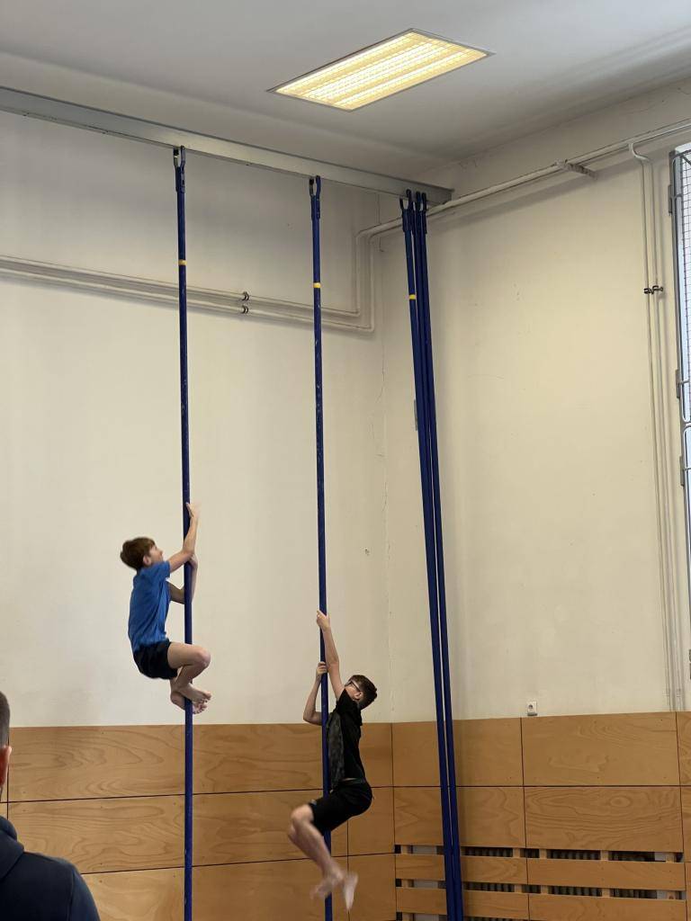 Ve čtvrtek 19.2.2026 se tělocvičně II. ZŠ Holešov konalo okresní kolo soutěže ve šplhu, kterého se zúčastnili žáci druhého stupně základních škol z celého regionu. Soutěžilo se ve čtyřech kategoriích a o konečném pořadí často rozhodovaly jen setiny vteřiny.