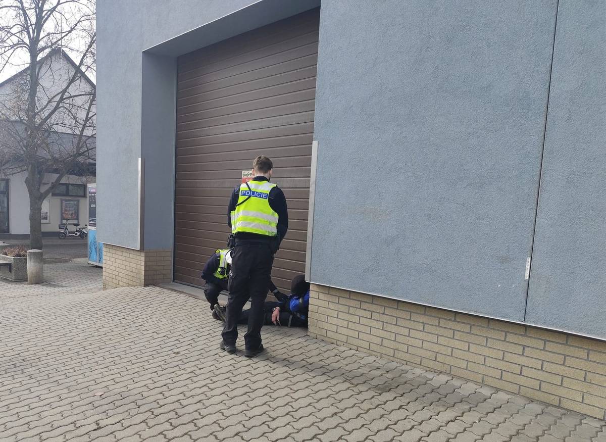 Děkujeme příslušníkům Policie ČR za rychlou a citlivou pomoc při dnešním zásahu, který ukázal nejen profesionalitu, ale i lidský přístup, na který se můžeme spolehnout. V prostoru výjezdu vozidel se nacházela osoba sedící na zemi, která nereagovala na okolí. Policisté dorazili během krátké chvíle, osobu bezpečně oslovili a navázali s ní kontakt. Zjistili, v jaké se nachází situaci a pomohli jí pokračovat do cílové stanice. Vážíme si jejich práce a každodenního nasazení.