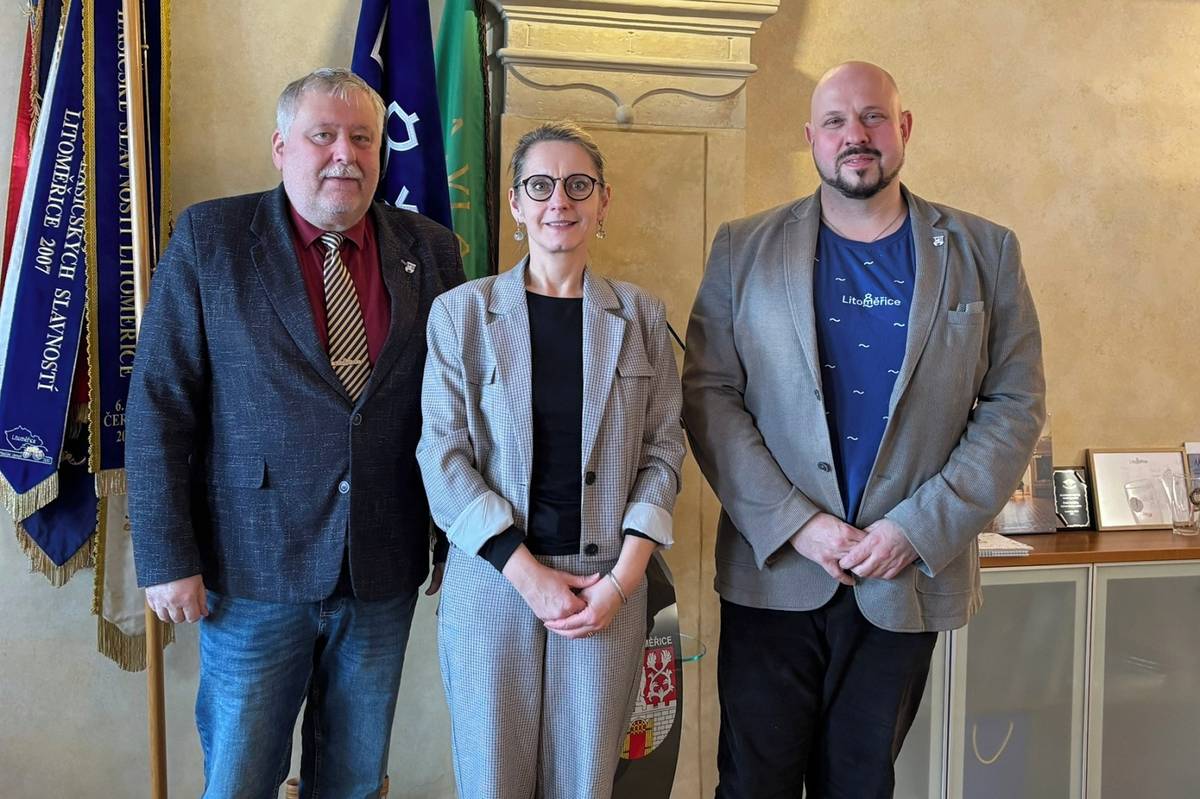 Město Litoměřice včera navštívila vedoucí Zastoupení Evropské komise v České republice Monika Ladmanová. Během dopoledne zavítala do výzkumného centra RINGEN, kde se seznámila s geotermálním projektem. Následně v Kulturním a kreativním centru debatovala se studenty gymnázií z regionu a odpoledne ji ve své kanceláři přijal starosta města Radek Löwy spolu s místostarostou Jiřím Adámkem. Při návštěvě města Moniku Ladmanovou doprovázela politická poradkyně Zastoupení Evropské komise v ČR Eva Manochová.  „Město při realizaci svých projektů využívá jak evropské dotace, tak i další dotační možnosti,“ odpověděl starosta Radek Löwy na dotaz, zda Litoměřice čerpají evropské finanční prostředky. Jako příklad uvedl rekonstrukci bývalého objektu vojenského velitelství, který se proměnil v Kulturní a kreativní centrum. Projekt byl financován za podpory Evropské unie prostřednictvím Národního plánu obnovy a Ministerstva kultury ČR. Návštěva se zajímala také o problémy, které město aktuálně řeší. Vedení Litoměřic se shodlo, že jedním z největších témat je v současnosti doprava. „Stejně jako řada dalších měst řešíme problémy s parkováním, zejména na sídlištích, kde je nedostatek parkovacích míst. Situaci by pomohla zlepšit výstavba parkovacích domů, jde však o velmi nákladnou investici,“ uvedl místostarosta Jiří Adámek. Podle něj by dopravě ve městě výrazně pomohla také výstavba takzvaného východního obchvatu, který by odvedl tranzitní dopravu z širšího centra města. Vedení města v této souvislosti doplnilo, že k celkovému odlehčení dopravy a lepší konektivitě regionu by zásadně přispěla i realizace vysokorychlostních tratí (VRT).  Mezi další témata setkání patřilo například dostupné bydlení, zaměstnanost či historie Litoměřic. „Evropská unie nyní připravuje nový víceletý rozpočet. Ten má reagovat na aktuální výzvy, ať už jde o podporu konkurenceschopnosti, inovací nebo bezpečnosti v kontextu současné geopolitické situace,“ nastínila Monika Ladmanová. Dodala, že podle návrhu Evropské komise by se z nového rozpočtu měly finanční prostředky začít rozdělovat od začátku roku 2028.