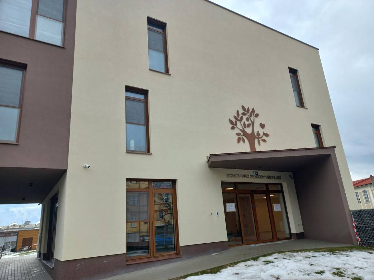 Zaměstnanci Domova pro seniory ve Vrchlabí srdečně zvou širokou veřejnost na prohlídku nově přistavené budovy v areálu domova v úterý 31. března 2026 od 13:00 hodin. Návštěvníci budou mít možnost prohlédnout si nové prostory, seznámit se s jejich vybavením  a získat informace o poskytovaných službác