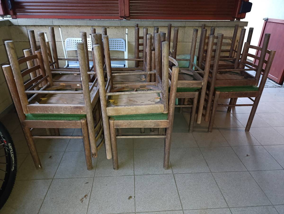 Nabízíme za odvoz starý nábytek - stoly a židle. Židle jsou polstrované.