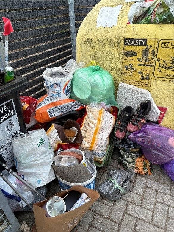 Nádoby na tříděný odpad jsou určeny výhradně pro odkládání tříděných odpadů, které je nutno vhodit do nádoby. Pokud odložíte tříděný odpad vedle nádoby dojde k jeho znehodnocení a nelze ho předat k recyklaci. Neodkládejte žádné odpady vedle nádob. Odložení odpadu mimo místo k tomu určené je přestupkem podle § 117 odst. 1 písm. t) zákona č. 541/2020 Sb., o odpadech, ve znění pozdějších předpisů. Komunální odpady můžete odevzdat ve sběrném dvoře (Pletařská 22/3, Krásná Lípa) v provozní době: https://www.krasnalipa.cz/doc/odpady-sberny-dvur.pdf