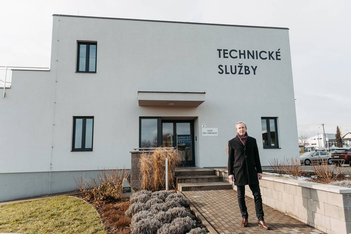 Hlučínské technické služby mají od února nového jednatele. Stal se jím Ing. Jiří Hrabina, zkušený manažer, který chce navázat na stabilitu podniku a zaměřit se na technologický rozvoj. Ve volném čase je milovníkem motorů a hrdým otcem úspěšných sportovců.   Jiří Hrabina není v oboru žádným nováčkem. Do čela obchodní společnosti města TS Hlučín přichází s bohatou praxí ze správy majetku, investic, stavebnictví i odpadového hospodářství. Jeho hlavním cílem je zefektivnění služeb pro občany Hlučína, Bobrovníků a Darkoviček.   👉 Celý článek naleznete zde: https://bit.ly/4b6AN1R   #hlucin #mestohlucin #tshlucin #novyjednatel