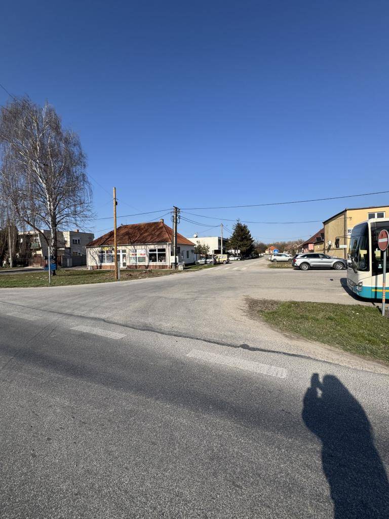 Radi by sme vás informovali o dôležitej zmene v doprave.  Od 15. marca do 31. mája budú z dôvodu výstavby kruhového objazdu dočasne uzavreté niektoré miestne komunikácie.