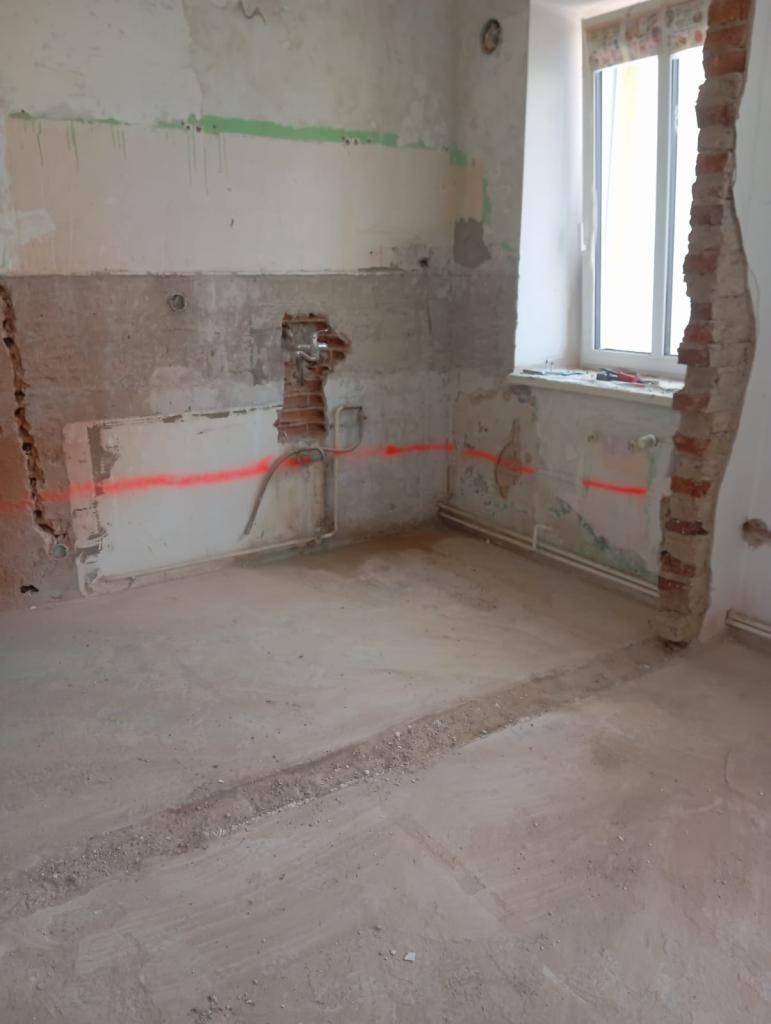 Obec se rozhodla, ze čtyř malých bytů 1+1 o které není tak velký zájem, vytvořit dva byty 3+kk. Většinu stavebních prací provádějí zaměstnanci obce.