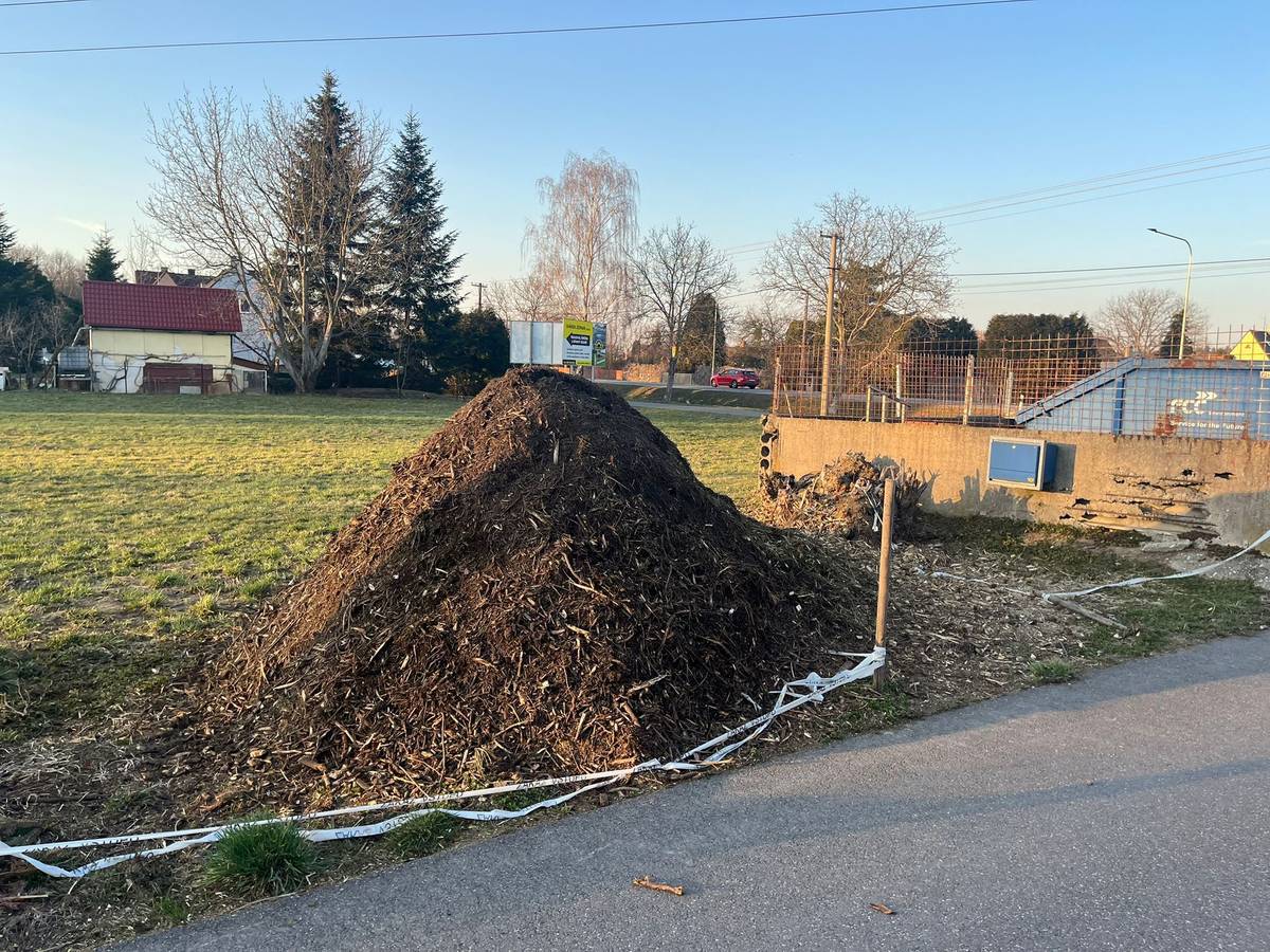 Vážení občané, informujeme Vás, že je k dispozici štěpka u Ludma Trading, vedle kontejneru na brko.  Děkujeme za dodržování pořádku.