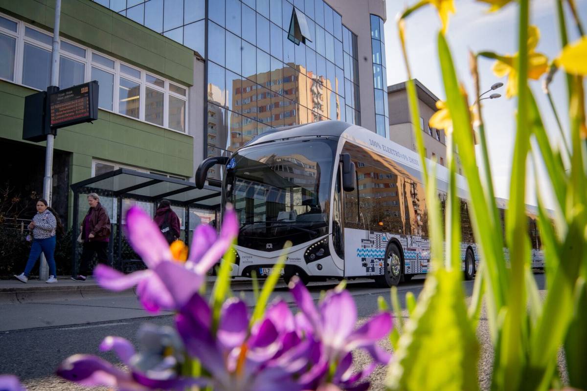 Frýdek-Místek nabízí občanům moderní městskou hromadnou dopravou na evropské úrovni. I nadále ji mohou využívat za pouhou jednu korunu ročně. Čtěte na webu města: ŠPIČKOVÁ MHD JEN ZA 1 KČ SE DÁL ROZŠIŘUJE. FLOTILA VOZŮ SE ROZROSTE | Frýdek-Místek