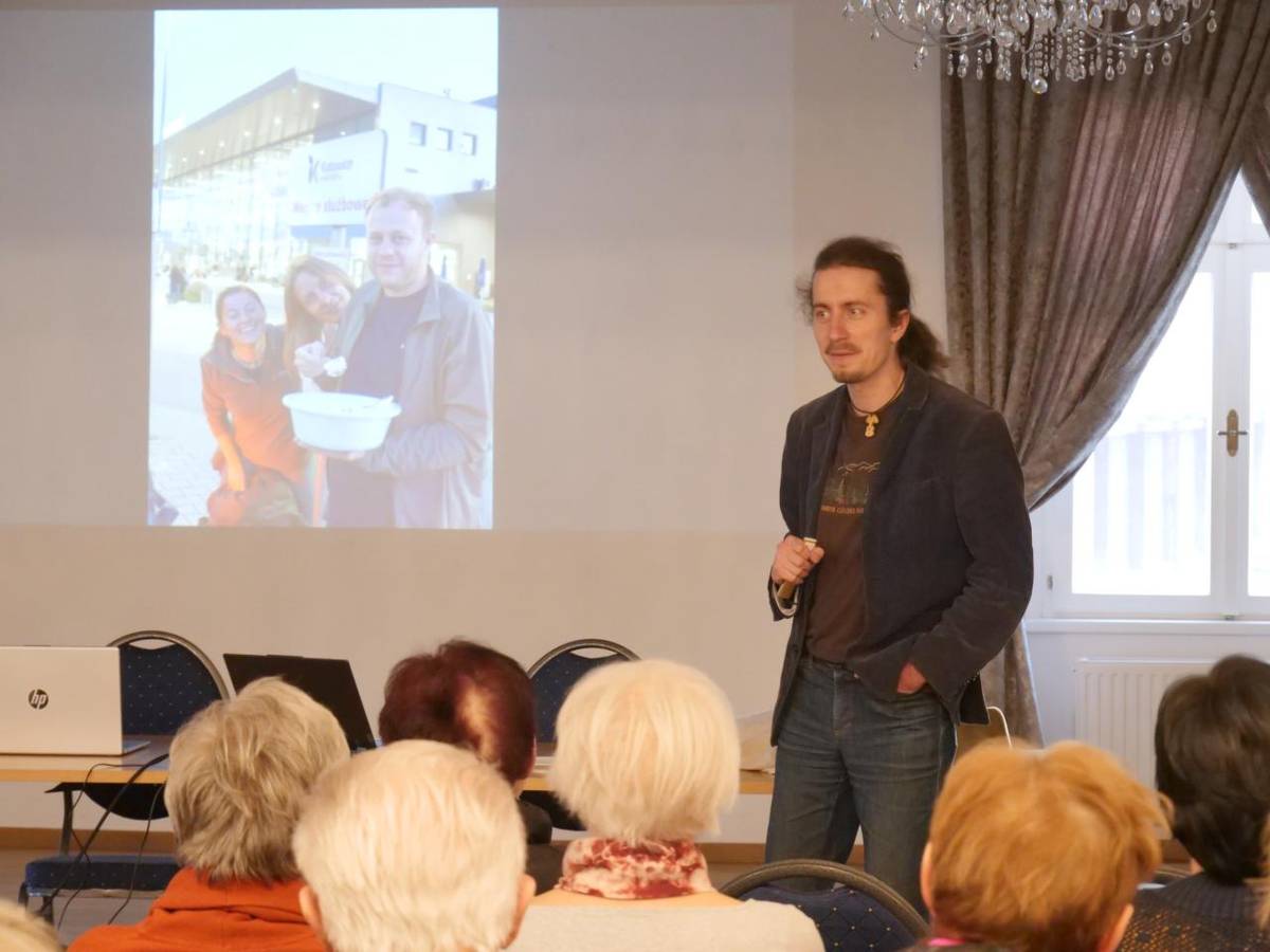 Do Města Albrechtic už potřetí zavítal cestovatel, nadšený fotograf a skvělý vypravěč Jan Husák z Janové u Vsetína, který si pro posluchače připravil přednášku s názvem Island a středozápad USA: mezi ohněm a vodou.