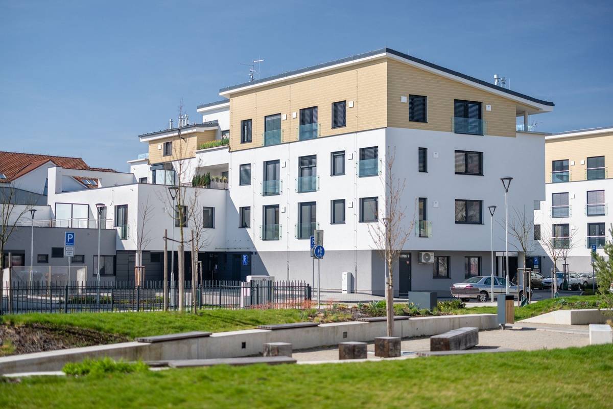 Město Veselí nad Moravou nabízí k pronájmu dvě bytové jednotky v novostavbě Rezidence Nová tržnice. Byty jsou určeny k dlouhodobému bydlení a pronájem proběhne formou veřejné soutěže, která se uskuteční v dubnu 2026. Zájemci budou mít možnost se s bytem předem seznámit při organizovaných prohlídkách. Pronájem proběhne formou veřejné soutěže, která se uskuteční 8. dubna 2026 od 15:00 hodin v obřadní síni Městského úřadu. Předmětem soutěže jsou dva byty:   Byt č. 1612/205 (2. nadzemní podlaží) ·         obytná plocha: 56,20 m² ·         terasa: 11,11 m² ·         sklep: 2,71 m² ·         parkovací místo: ano ·         vyvolávací měsíční nájem: 12 800 Kč ·         zálohy na služby: 4 500 Kč (bez elektrické energie)   Byt č. 1612/311 (3. nadzemní podlaží) ·         obytná plocha: 56,34 m² ·         terasa: 12,75 m² ·         sklep: 2,61 m² ·         parkovací místo: ano ·         vyvolávací měsíční nájem: 13 000 Kč ·         zálohy na služby: 4 500 Kč (bez elektrické energie)   Zájemci o účast se musí v den konání soutěže předem zaregistrovat. Součástí registrace je složení jistoty ve výši 30.000 Kč, která se vítězi započítává na jistotu dle nájemní smlouvy. Prohlídky bytové jednotky proběhnou ve dnech 1.4.2026 a 7.4.2026 od 15 hodin.Termín prohlídky je nutné rezervovat na tel. 607 205 553 – Silvestr Oláh, VESBYT s.r.o.. Oznámení o vyhlášení veřejné soutěže bylo projednáno Radou města Veselí nad Moravou na své 86. schůzi konané dne 02.03.2026, pod číslem usnesení 10/86/RMV/2026/. Kontaktní osoba: Mgr. Jana Ivanová, tel.: 518 670 122, ivanova@veseli-nad-moravou.cz