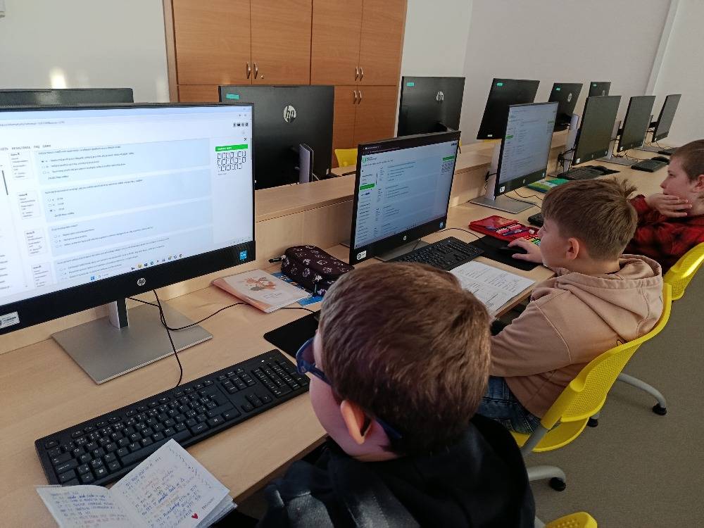 Žáci 4. ročníku naší školy se v uplynulých dnech aktivně zapojili do celostátního vzdělávacího projektu Kraje pro bezpečný internet.