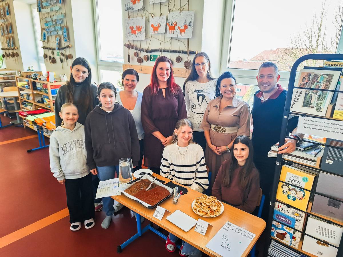 K letošnímu zápisu do Via Montessori přišlo 15 budoucích prvňáčků, což je zhruba stejný počet jako v předchozích letech. Zájem rodičů o tento typ vzdělávání v Hlučíně tak zůstává stabilní. Místo odpovídání na otázky u tabule nebo plnění úkolů v lavici procházely děti připravenými stanovišti s pomůckami a pracovaly samostatně v přirozeném tempu.    👉 Celý článek naleznete zde: https://bit.ly/40oU8VL   #hlucin #mestohlucin #zapis #viamontessori