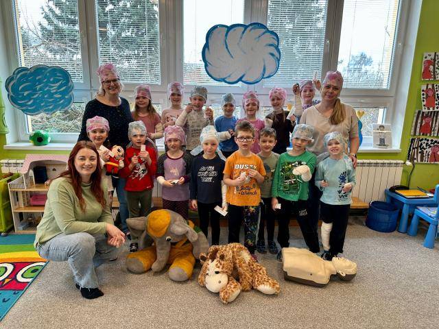 Na 100 předškoláků z mateřských škol v Prostějově by si nyní mělo hravě poradit v krizových situacích vyžadujících záchranu lidského života. Děti ze dvou místních školek – MŠ Smetanova a MŠ Rumunská – totiž absolvovaly kurz Malý záchranář, který pro předškoláky organizuje Skupina AGEL. Cílem kurzu je seznámit děti s vhodným postupem v případě krizových situací.                               Číst dál...