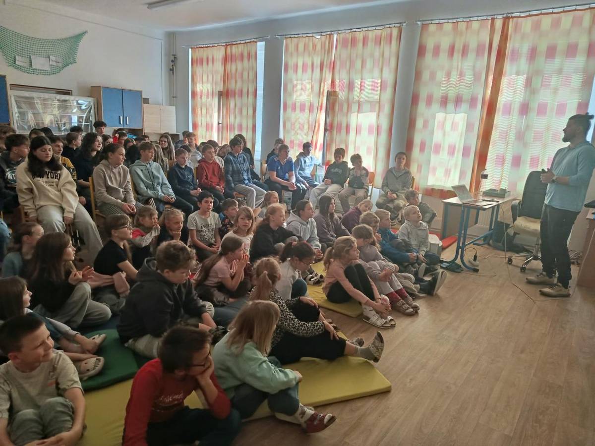 V úterý 10. března 2026  se naše výuka na chvíli proměnila v cestovatelské dobrodružství, byla zpestřena zajímavou besedou s cestovatelem Jakubem z projektu Kubojovy cesty, který žije a cestuje stylem Vanlife – tedy v obytné dodávce, se kterou objevuje různé kouty světa.
