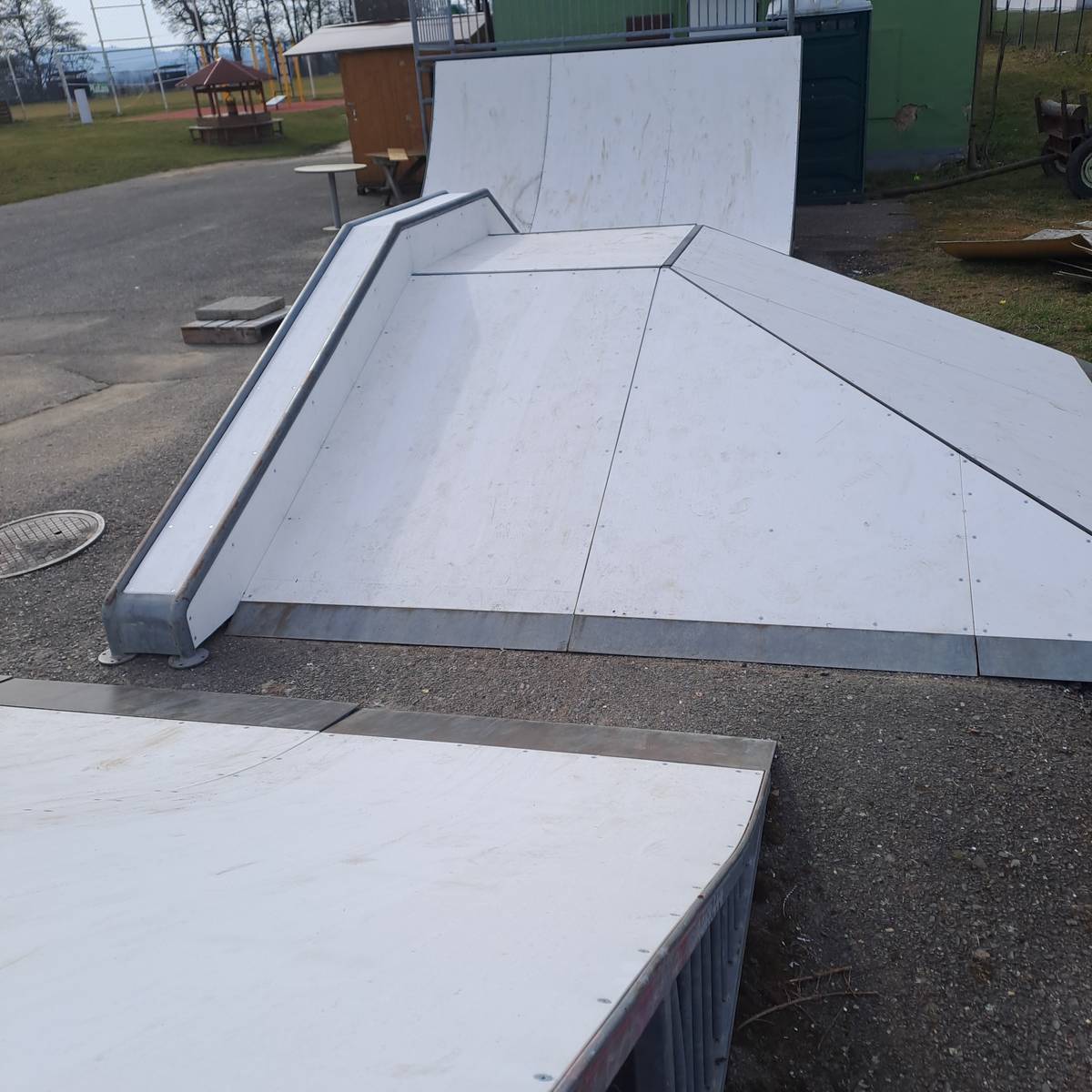 Vážení, zrekonstruovali jsme skate rampy ve sportovním areálu, odstranil se tím problém uvolňování vláken ze starých laminátů. T.Korejs starosta