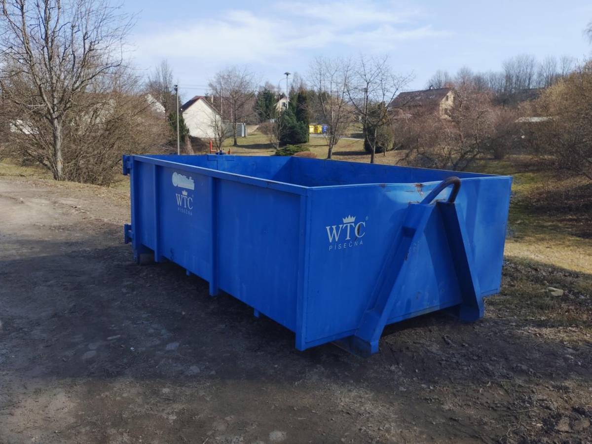 V naší obci je občanům k dispozici objemný kontejner na bioodpad, který je ideální pro likvidaci zahradního odpadu, jako jsou tráva, listí a drobné větvičky.