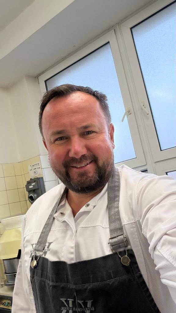 Co přinese týden, kdy v kuchyni vaří šéfkuchař? Nové nápady, inspiraci i jiný pohled na gastronomii.   Takový týden jsme zažili se šéfkuchařem Vítem Kudrnou, který u nás vařil a sdílel své zkušenosti s našimi kuchaři.