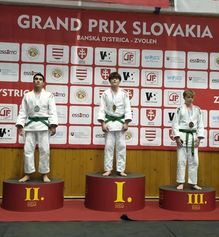 ZLATÁ MEDAILA PUTOVALA DO ĽUPČE Žiak našej ZŠ Sama Cambela ŠIMON MIŠEČKA je už Majster Slovenskej republiky mladších a starších žiakov v jude z roku 2025. Tento náš mladý ľupčan cez víkend v prestížnej medzinárodnej súťaži JUDO Grand Prix Slovakia v Banskej Bystrici porazil všetkých svojich slovenských aj zahraničných súperov a získal tak zlatú medailu vo svojej kategórii. V Športovej hale Dukla na Štiavničkách sa tejto súťaže zúčastnilo viac ako 900 mladých judistov z 10 krajín, preto je úspech Šimona veľmi cenný a dôležitý. Touto cestou mu chcem pogratulovať k zlatej medaile, poďakovať aj za reprezentáciu našej obce a popriať mu veľa ďalších úspechov v športovej kariére v jeho domovskom klube DUKLA Banská Bystrica.  S úctou Roland Lamper, starosta.hr ukázať príspevok na a href="https://www.facebook.com/576136354517748/posts/1515744630556911"b style="color: blue;"Facebook Obec Slovenská Ľupča/b/a img src="https://data.slovenskalupca.sk/_pocitadlo_titulka.php?id=f4ee87ef002534010313415673a86c8f"