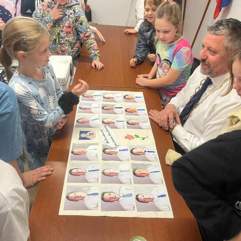 V rámci predmetu vlastiveda mali deti 3. ročníka ZŠ možnosť diskutovať so starostom o témach, ktoré ich zaujímajú v oblasti riadenia obce. Zvedavé otázky a aktívny prístup žiakov ukázali, že aj tí najmladší sa zaujímajú o dianie okolo seba.