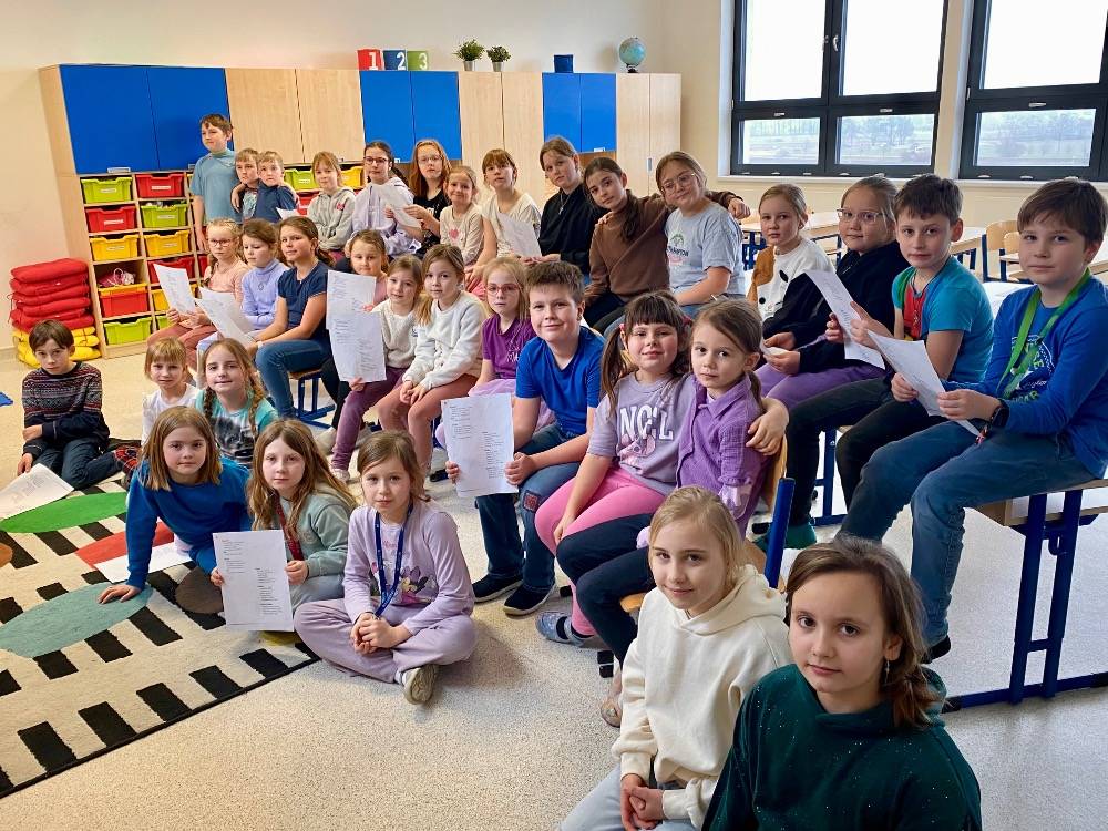 Na naší škole už několik let působí pěvecký sbor Hruščata. Malí zpěváčci se scházejí pravidelně, aby společně objevovali radost z hudby a zpěvu.