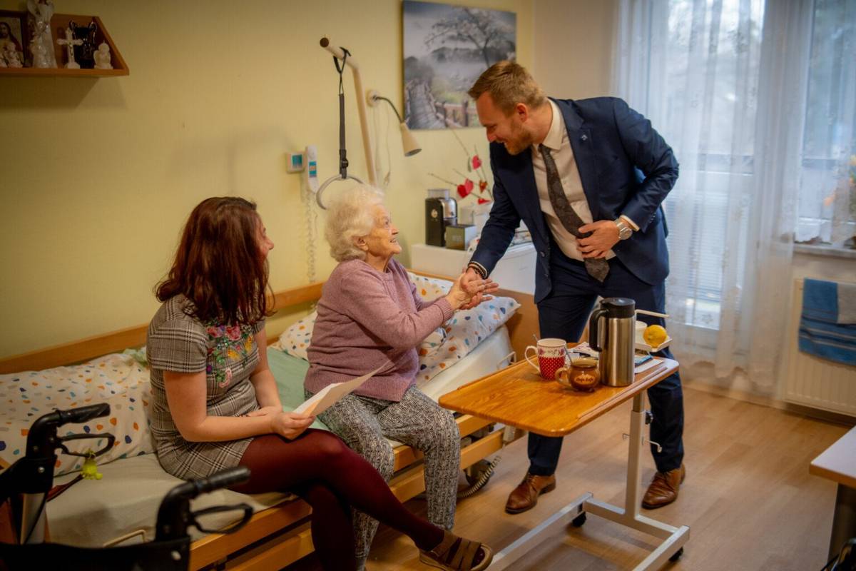 O seniory v domově v Lískovecké ulici je postaráno stejně kvalitně i pod městskou správou. Tamní obyvatelé si pochvalují personál i prostředí. Novinkou jsou tzv. klientské rady nebo nové aktivity. Čtěte na webu města: SENIOŘI SI POCHVALUJÍ FUNGOVÁNÍ V BÝVALÉM PENZIONU NA LÍSKOVECKÉ | Frýdek-Místek